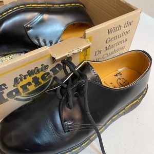 Dr. Martens vintage Made in England black 3-hole leather Oxford